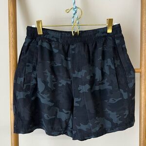 lululemon athletica Men's Camo Black pace breaker shorts, 5 inch inseam